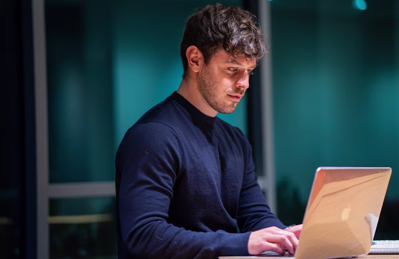 ICT-specialist aan het werk